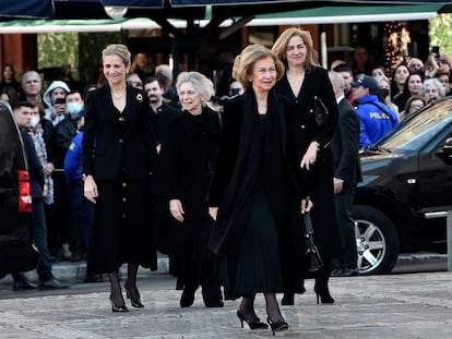 La reina Sofía, acompañada de su hermana, la princesa Irene de Grecia, y de sus hijas, las infantas Elena y Cristina, a su llegada a la ceremonia por su hermano, Constantino de Grecia, celebrada este sábado en Atenas.