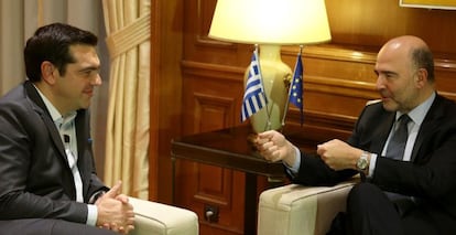 Reuni&oacute;n del primer ministro griego, Alexis Tsipras, con el comisario europeo de econom&iacute;a, Pierre Moscovici, el lunes en Atenas.