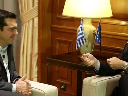 Reuni&oacute;n del primer ministro griego, Alexis Tsipras, con el comisario europeo de econom&iacute;a, Pierre Moscovici, el lunes en Atenas.