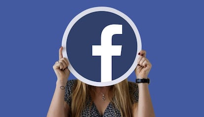 Logo de Facebook en la cara de una chica