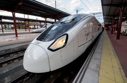 El tren de alta velocidad Avril S106 de Talgo en la estación Chamartín Clara Campoamor antes de viajar hasta A Coruña, el pasado 16 de mayo previo a su estreno el 21 de mayo.