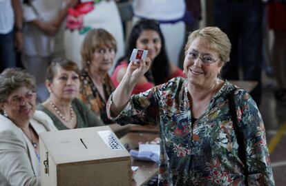 La presidenta de Chile, Michelle Bachelet, muestra su voto antes de introducirlo en la urna.