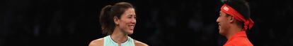 Muguruza bromea con Nishikori durante la exhibición en el Madison Square Garden, el día 7.