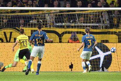 El defensa del Borussia, Raphael Guerreiro, anota el segundo gol para el equipo alemán.