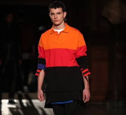 Riccardo Tisci ha presentado su colección para Givenchy más amable hasta la fecha. Por ejemplo, este polo de rugby con grandes botones de aspecto infantil.