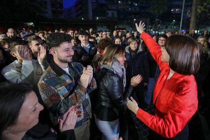 La ministra de Ciencia, Innovación y Universidades, Diana Morant, saluda a los asistentes al acto de presentación de su precandidatura. 