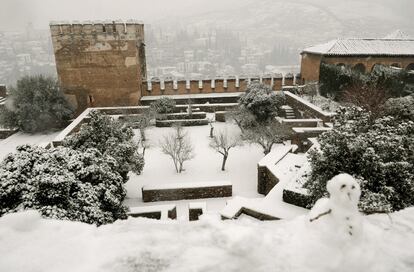 Aspecto que presentaba la Alhambra tras las primeras nevadas del año caídas sobre la capital andaluza, que han dejado la ciudad totalmente cubierta por la nieve.