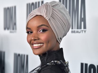 Halima Aden es la primera modelo en llevar un burkini en la revista 'Sports Illustrated'.