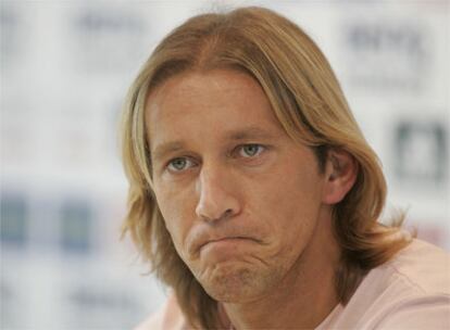 El jugador del Real Madrid, Michel Salgado, en rueda de prensa