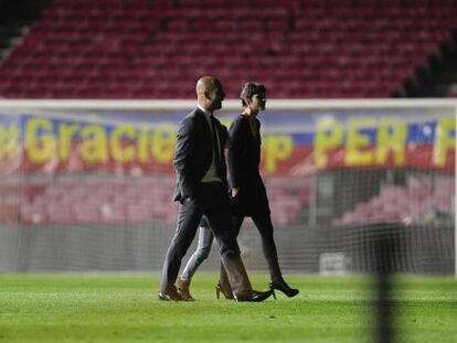 Pep Guardiola y su pareja, Cristina, pasean por el Camp Nou tras el partido contra el Espanyol.