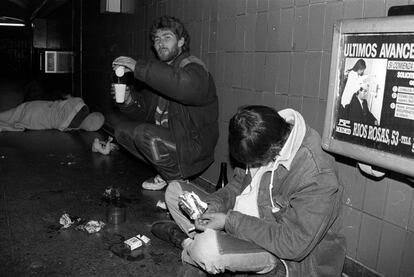 Los indigentes Esteban y Juan María, 'El Vallecano', pasan la Nochevieja en un pasillo de la estación de metro de Atocha, donde varios mendigos encontraron un lugar donde guarecerse del frío y pasar la última noche del año. 01/01/1997