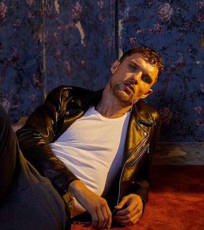 El actor Ed Skrein luce chaqueta de cuero y pantalón de CH Carolina Herrera, camiseta Abanderado y cadena de Great Frog.