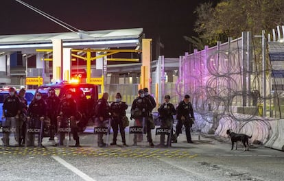 Policías de EE UU se despliegan en el cruce fronterizo de San Ysidro ante la protesta de migrantes. El presidente estadounidense, Joe Biden, ha asegurado que la solución al repunte en la llegada de menores no acompañados y familias centroamericanas pasa por mejorar las condiciones de vida en sus países de origen, pero con un mayor control de las ayudas.