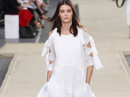 Chloé saca su lado más sensual (y francés)