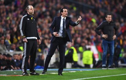 El entrenador del PSG, Unai Emery, da instrucciones a sus jugadores.