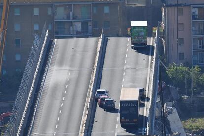 Vista de los vehículos permanecen sobre una sección de un puente que continúa en pie tras el desplome de un tramo el martes en Génova (Italia).