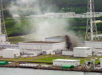 Una humareda negra sale de un transformador de la planta nuclear de Kashiwazaki el lunes tras el seísmo.