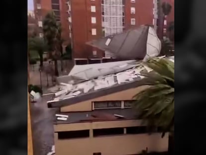 Vuela el tejado de la parroquia de la Virgen del Camino de Córdoba por las fuertes rachas de viento