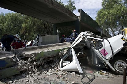 Un seísmo de al menos 7.8 en la escala de Ritcher ha sacudido este mediodía, hora local, el suroeste de México. Pese a la fuerza de temblor no se han producido muertos ni daños mayores. El incidente más grave ocurrió en Azcapotzalco, donde un puente se desplomó sobre un autobús sin dejar víctimas mortales