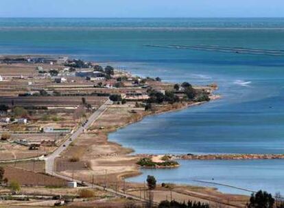 Imagen de la bahía de los Alfacs, donde se construirá el primer dique, de 16 kilómetros, que intentará contener la subida del agua.