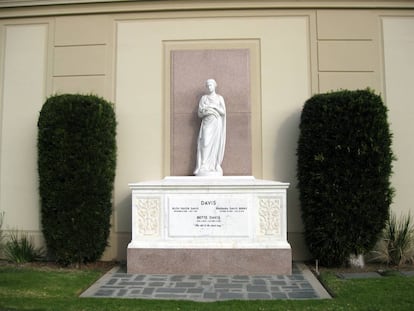 Una imponente escultura decora la tumba de la que fue una de las grandes estrellas de Hollywood. Bette Davis está enterrada en el Forest Lawn Memorial Park de Los Ángeles.