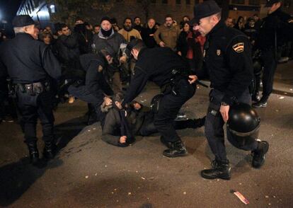 Enfrentamientos entre agentes de Policía y miembros de un piquete que intentaba que no salieran los autobuses urbanos de Oviedo de las cocheras del polígono Espíritu Santo. la Policía ha posibilitado que los servicios mínimos, durante la jornada de huelga general que vive hoy el país, convocada por los sindicatos CCOO, UGT, USO y los colectivos agrupados bajo la llamada Cumbre Social contra los recortes aprobados por el Gobierno.