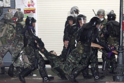 Soldados tailandeses evacuan a un compañero herido en los enfrentamientos