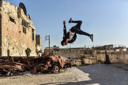 Nacido en los suburbios parisinos, el 'parkour' llegó a Alepo en plena guerra y como antídoto para unos jóvenes “que necesitaban sacar la rabia del cuerpo”.