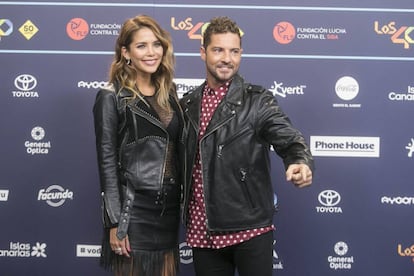 David Bisbal y su novia, Rosanna Zanetti, a su llegada a la gala de Los 40 Music Awards, en el Palau Sant Jordi de Barcelona.