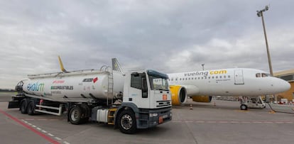 Un avión de Vueling, atendido por Cepsa y Exolum, recibe la mezcla de queroseno y SAF en el aeropuerto de Sevilla.