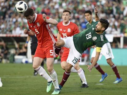 Mepham le gana el balón a Peralta.