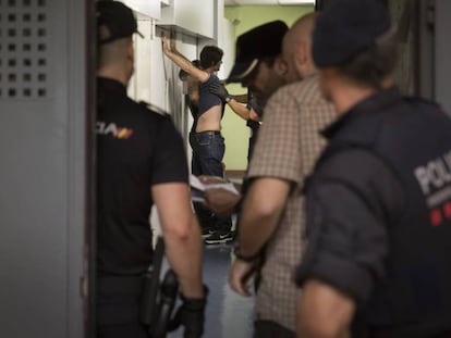 Operativo policial contra carteristas en el metro.