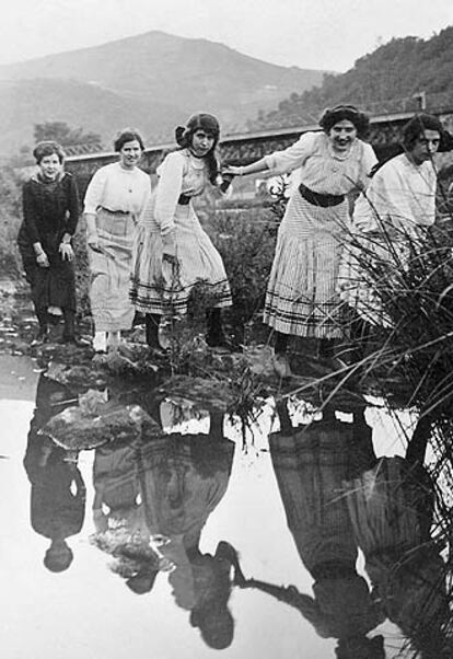 Villafranca de Ordizia (Guipúzcoa), 9 de abril de 1907. Jóvenes durante un paseo campestre por los alrededores de la localidad.