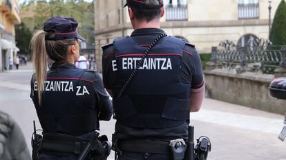 Agentes de la Ertzaintza el 30 de junio de 2023.