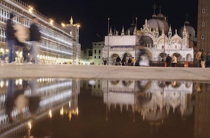 Según Edward Hollis, Venecia es una ciudad que al flotar en el agua no tenía arquitectura propia. Para lograrla, los venecianos robaron la arquitectura de otros, en concreto de Constantinopla. Por eso dice, que esta ciudad es una "Constantinopla transfigurada", como esta fue antaño una Roma transfigurada y Roma una Grecia transfigurada...y así un ciclo sucesivo.