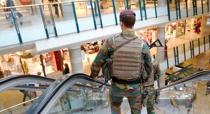 Foto de archivo de soldados belgas vigilando el centro comercial City2 en Bruselas el pasado 15 de junio. 