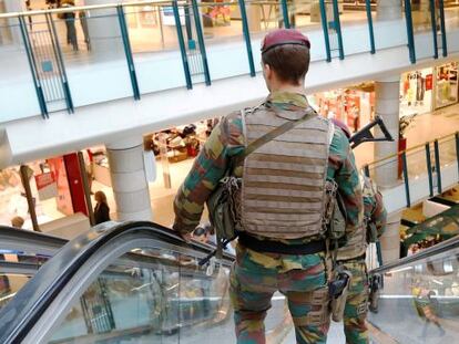 Foto de archivo de soldados belgas vigilando el centro comercial City2 en Bruselas el pasado 15 de junio. 