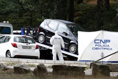Agentes de la policía científica analizan un coche en la localidad madrileña de Cercedilla.