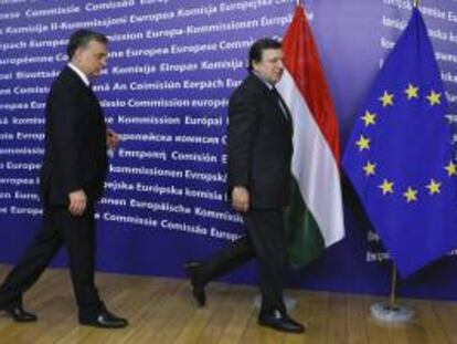 El primer ministro húngaro, Viktor Orbán (i), y el presidente de la Comisión Europea, José Manuel Durao Barroso (d), en la sede de la Comisión Europea en Bruselas, Bélgica. EFE/Archivo