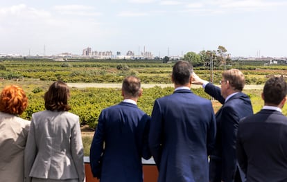 El presidente valenciano, Ximo Puig, muestra a la ministra Reyes Maroto, al presidente de Volkswagen, Herbert Diess, y al presidente del Gobierno, Pedro Sánchez, los terrenos saguntinos de la gigafactoría.