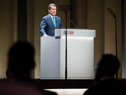 El presidente de UBS, Colm Kelleher, habla durante la junta anual de accionistas en Basilea, Suiza.