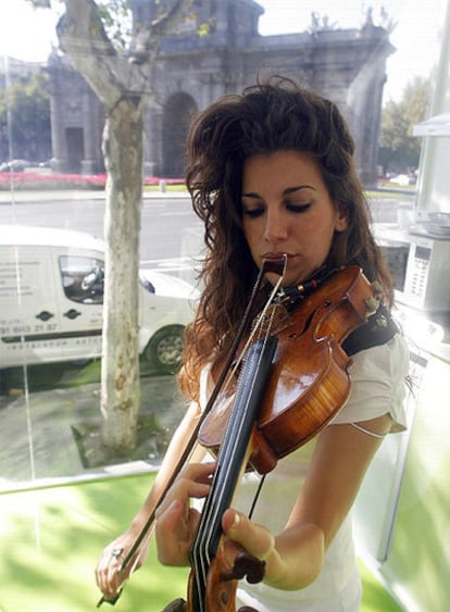 Patricia Argüelles toca su instrumento minutos después de iniciar su encierro.