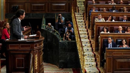 El líder de Unidas Podemos, Pablo Iglesias, en la tribuna del Congreso, habla a la bancada socialista.