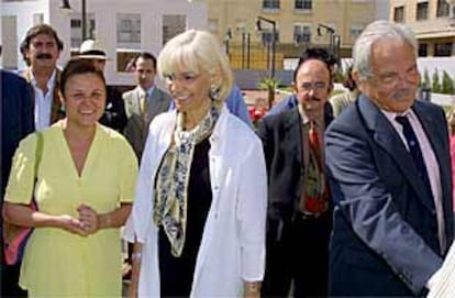 Martínez (centro) y el ex alcalde Carlos Díaz (derecha) en un acto de ayer en Cádiz.