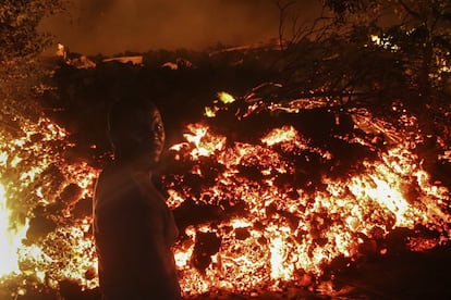 Según explicó el portavoz del Gobierno congoleño, Patrick Muyaya, en su cuenta de Twitter, “las autoridades locales que han estado monitoreando la erupción durante la noche informan de que el flujo de lava ha perdido intensidad y de algunos terremotos. La evaluación de la situación humanitaria está en curso”. En la imagen, un hombre frente a la columna de lava en Buhene, a las afueras de Goma, este domingo de madrugada.