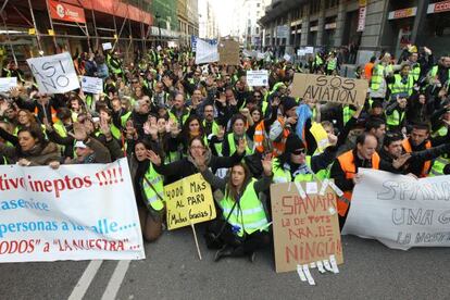 Manifestaci&oacute;n de trabajadores en 2012 tras el cierre de la aerol&iacute;nea