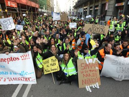 Manifestaci&oacute;n de trabajadores en 2012 tras el cierre de la aerol&iacute;nea