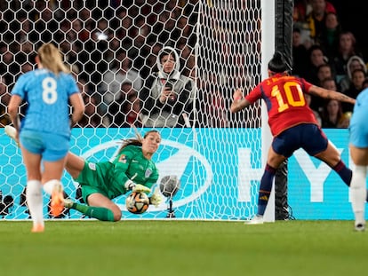 Mary Earps detiene el penalti de Jenni Hermoso en la final del Mundial entre España e Inglaterra.
