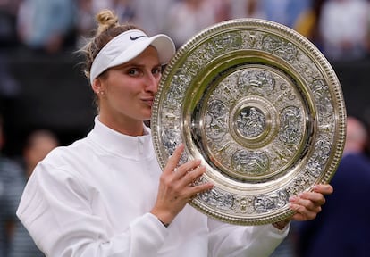 Marketa Vondrousova con el trofeo de Wimbledon, tras superar a Ons Jabeur en la final.