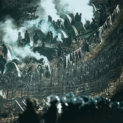 Hundreds of migrants camp at the Belarus side of the border with Poland near Kuznica Bialostocka, Poland, in this photograph released by the Polish Defence Ministry, November 10, 2021. MON/Handout via REUTERS THIS IMAGE HAS BEEN SUPPLIED BY A THIRD PARTY TPX IMAGES OF THE DAY